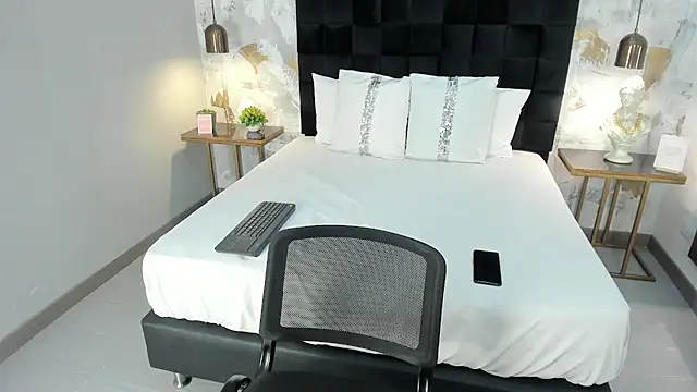 emily clarkk  online show from February 25, 8:07 pm