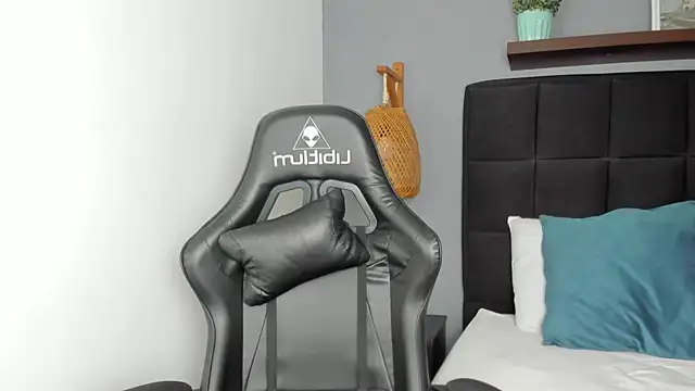 emma hiltonn  online show from February 5, 2:14 am