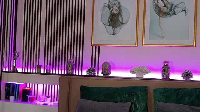 EmilyWess online show from February 25, 7:01 pm