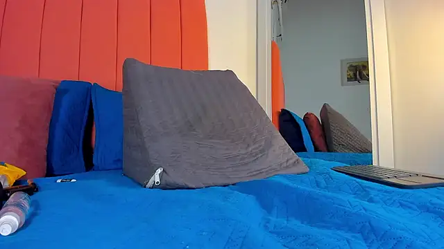 rose thompson19 online show from April 11, 8:01 pm