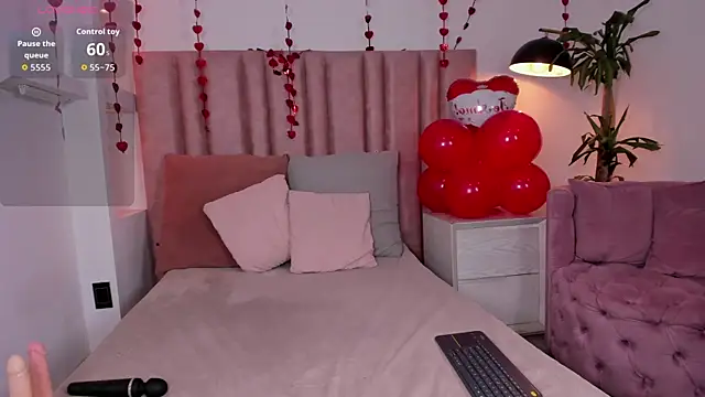 Im LunaLuxe online show from February 15, 1:10 pm