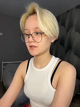 LuunaDorean online show from February 18, 6:01 am