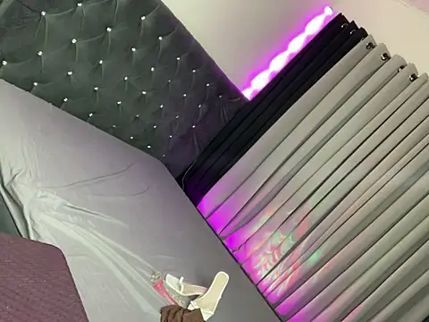 Avery West online show from February 14, 5:15 pm