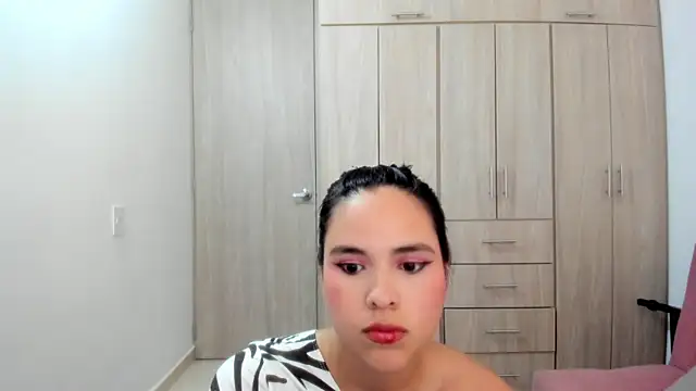 Hannakitten77 online show from February 5, 10:35 pm