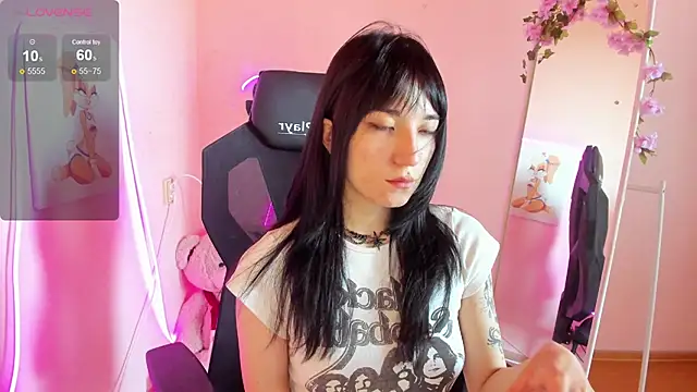 AliceeinWonderlanddd online show from July 8, 9:22 am