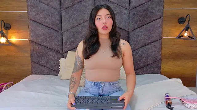 AnnieRouse   online show from March 7, 12:01 pm