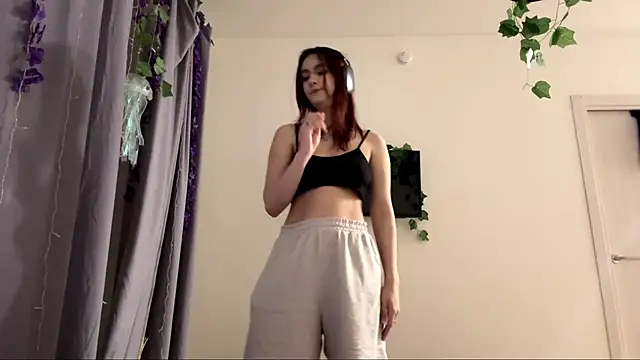 LunaMacky online show from February 21, 12:11 am