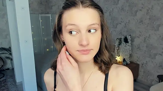 LianneBynon online show from February 5, 9:01 am