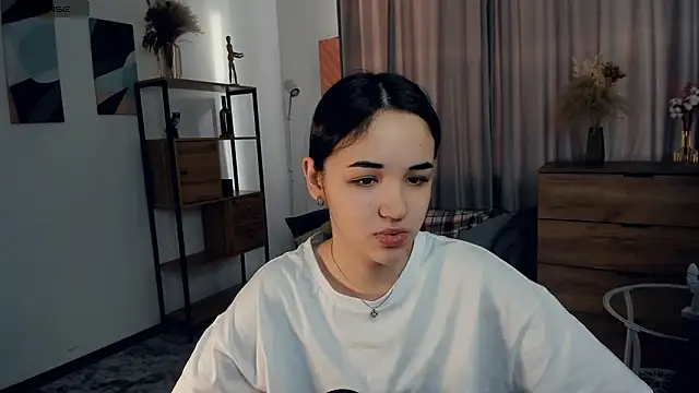 AvantgardAlone online show from February 8, 9:46 am