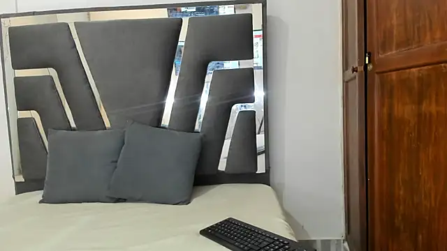 SamanthaHill  online show from February 7, 7:51 pm