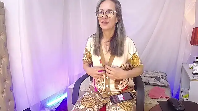 laurasofia45 online show from April 8, 12:18 pm