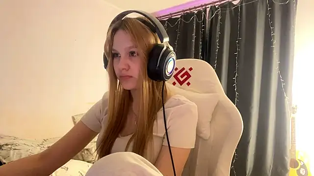 axin burnell online show from April 16, 9:39 pm