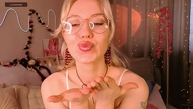 lusciousslily online show from June 17, 5:53 am