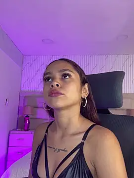 CarolineFyre online show from April 6, 12:50 pm