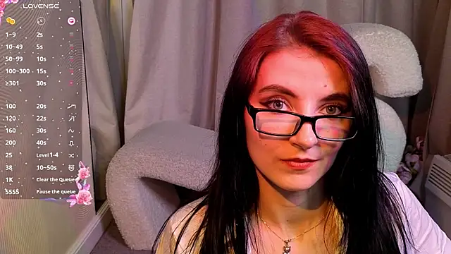 NicoleLuxe online show from April 3, 8:07 pm