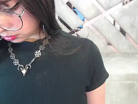 elizabeth t  online show from February 5, 1:03 pm