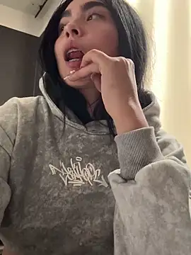 Sara Fernandez  online show from February 12, 1:35 pm