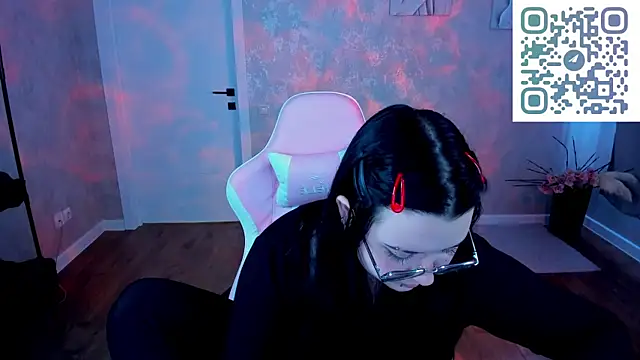 Kira G0ld online show from April 11, 7:45 am