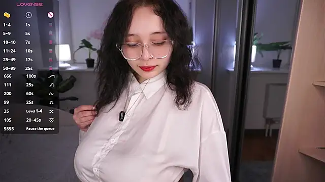 HannaHayles online show from April 5, 5:34 pm