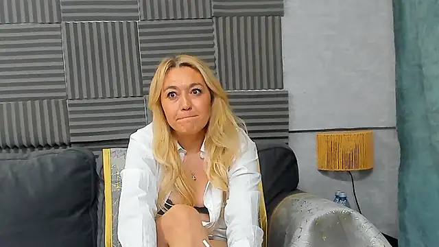 AngelaVelure online show from February 28, 10:09 pm