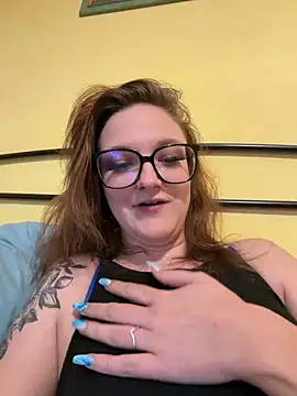 ViviLuu online show from April 10, 4:24 pm