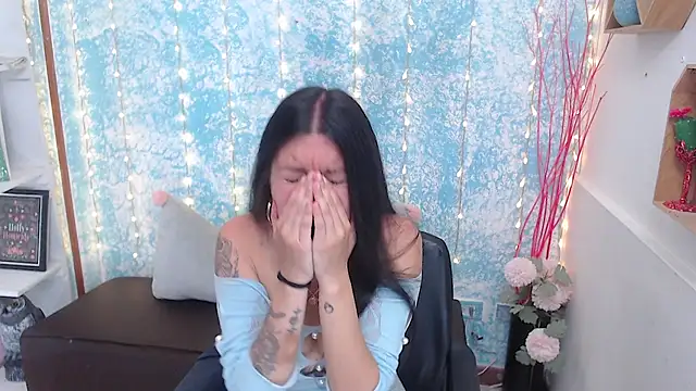 HannaOwen  online show from March 4, 2:01 pm