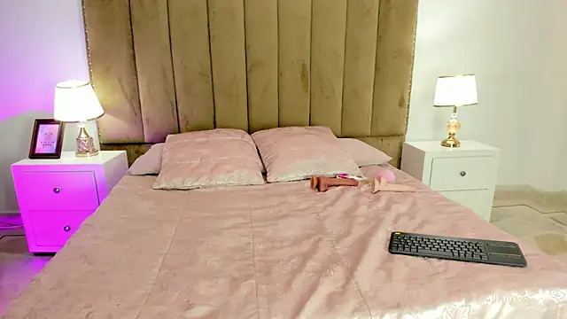 Alessiia Moon online show from April 17, 9:50 pm