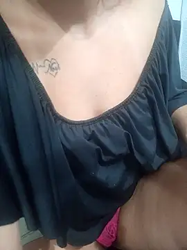 Snapshot of giloirinha5 chatting on February 11, 2:04 am giloirinha5 online show from February 11, 2:04 am