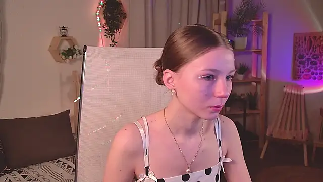 ElliFrankenweenie online show from April 18, 6:05 am