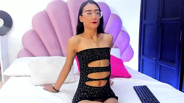 afroditaevans  online show from April 8, 7:16 pm