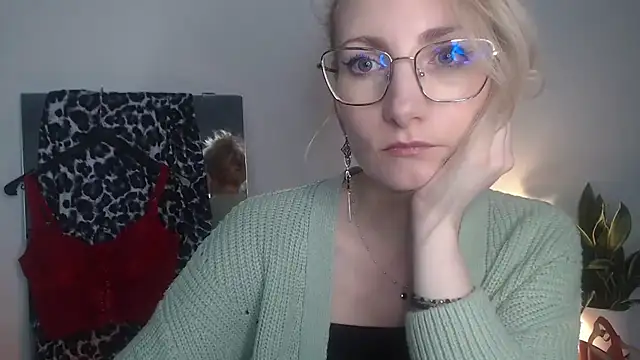 CinderellaMoon online show from April 3, 5:38 am