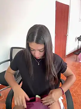 Snapshot of Luna_rousse26 chatting on February 23, 1:10 pm Luna rousse26 online show from February 23, 1:10 pm