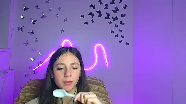 KissMeJulia online show from April 18, 7:07 pm