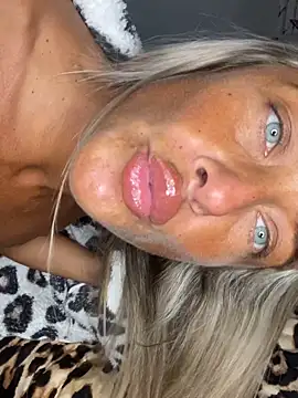 ScarlettGold  online show from March 24, 5:40 pm