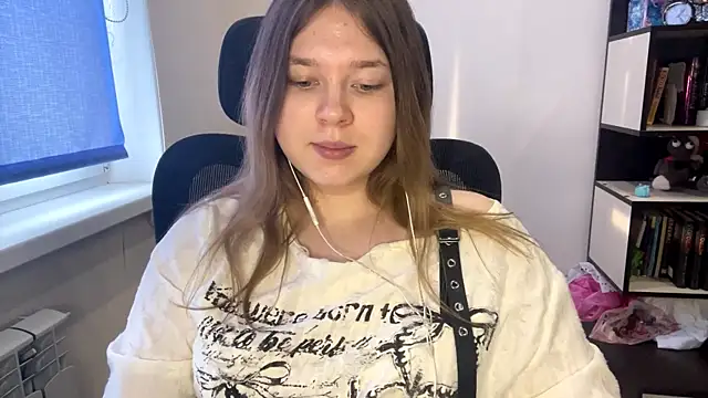 TomikoPfau online show from April 2, 1:41 pm