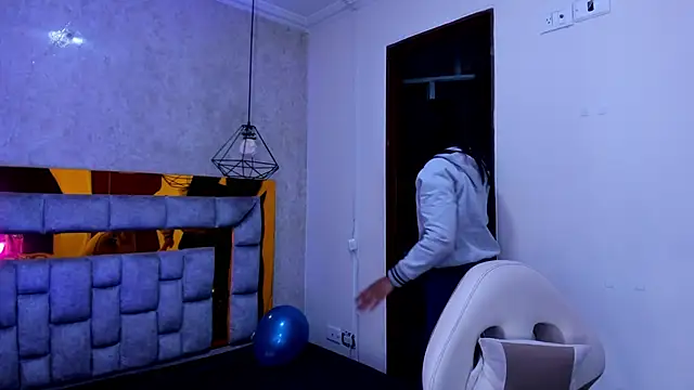 miiaboss  online show from March 18, 12:10 pm