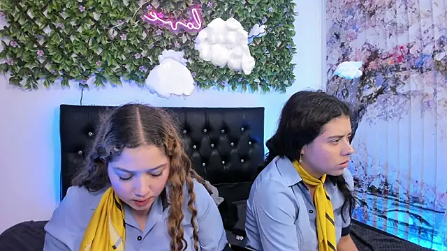 valeria and zoe online show from April 14, 5:13 pm