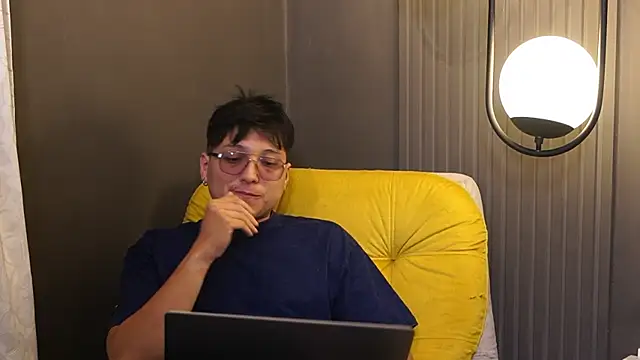 Mia and Belmonth online show from March 28, 7:13 pm