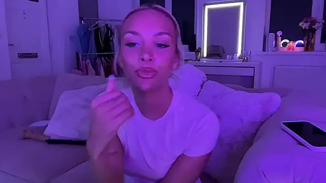 Naughtyblondex online show from May 10, 9:28 pm