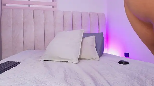 sofi velezz online show from March 11, 12:31 pm