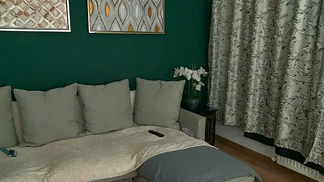 SkinnyNatty online show from April 7, 3:52 am