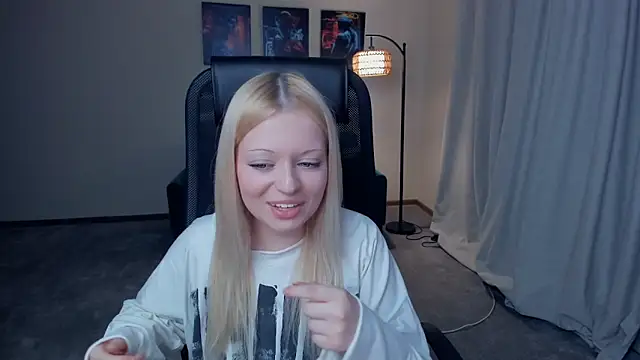 LiliInyart online show from March 5, 2:13 pm