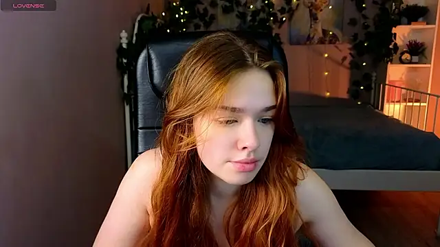 TiffanyVex online show from March 25, 3:15 pm