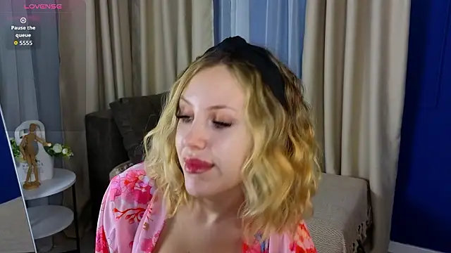  amymoore  online show from March 16, 1:30 am