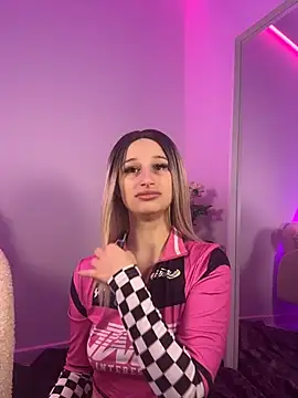 ScarletFlameee online show from April 19, 5:51 am