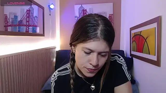 Moonna linnda online show from April 21, 2:46 pm