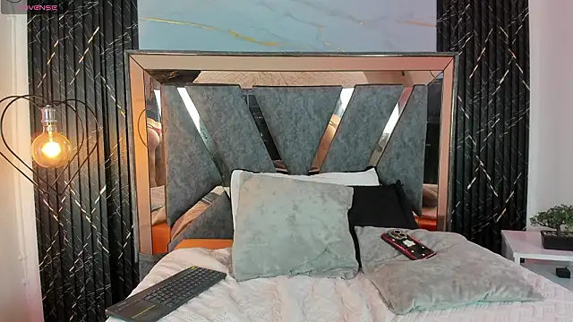 Safiro Evans online show from March 20, 1:27 pm