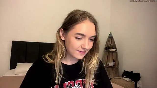 RoxyWet online show from April 23, 1:24 pm