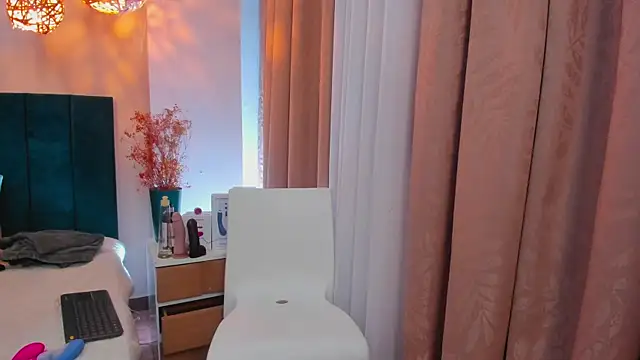 SabrinaWarren  online show from June 2, 1:06 am