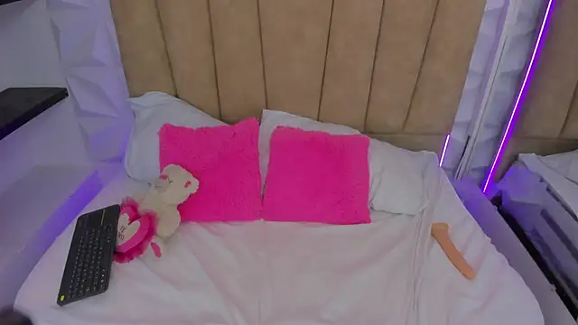 Amelie Fabulous  online show from April 15, 7:58 pm